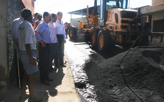 Portal de Not�cias PJF | Prefeito Cust�dio Mattos vistoria obras de  asfaltamento no Bairro Jardim Natal  | SO - 9/2/2012
